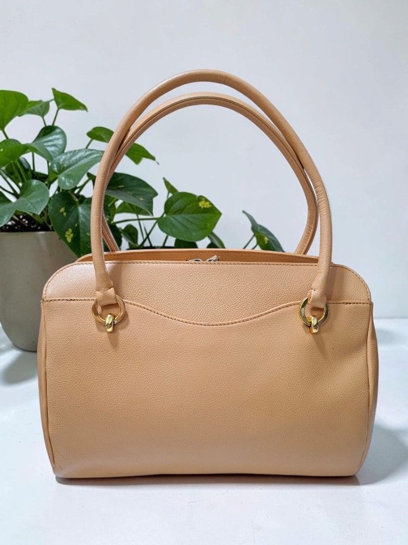 HAMANO GENUINE LEATHER SHOULDER BAG (Category: Tote Bags) located in Las Pinas. Submitted by annachiaonair2037 (Listing ID 1461639486, Image 2). Description: HAMANO GENUINE LEATHER SHOULDER BAG FROM JAPAN YKK ZIP H 8" L 10.5" W 4" Disclaimer: I am not affiliated with, associated with, or authorized by any of the brands featured posted. Any mention of brand names, trademarks, or logos is solely for identification and reference purposes only..