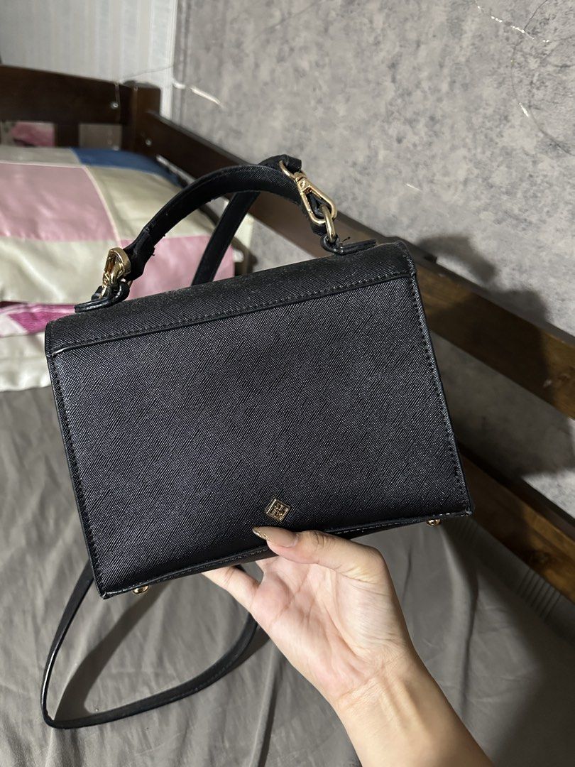 Hand bag & Shoulder bag (Category: Cross-body Bags) located in Paranaque City. Submitted by byclaires.co (Listing ID 1461738903, Image 2). Description: Used once, detachable strap .