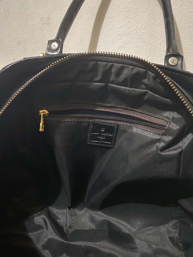 Handbag (Category: Shoulder Bags) located in Manila. Submitted by glaiza02 (Listing ID 1461596762, Image 3). Description: .