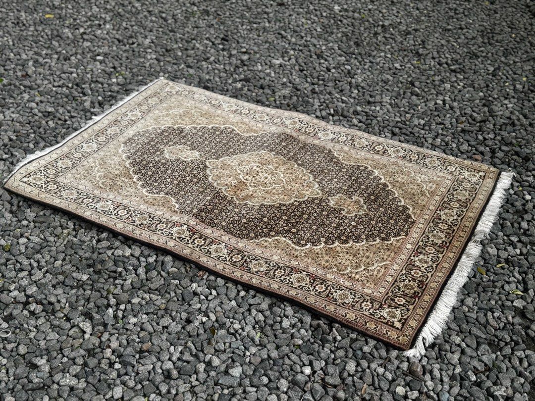 Hand-knotted Persian-style area rug (Category: Carpets, Mats & Flooring) located in Bulacan. Submitted by rock_off.thriftshop.ph (Listing ID 1461633368, Image 2). Description: .
