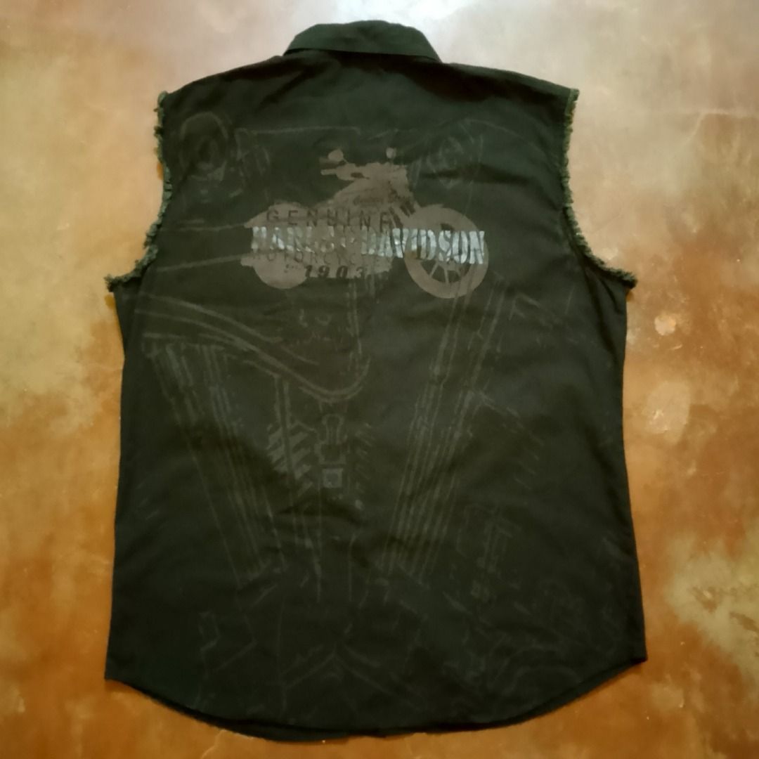 Harley Davidson Distressed Sleeveless Button Down Vest with AOP Backhit (Category: Vests) located in Cagayan de Oro. Submitted by drp.central (Listing ID 1461156118, Image 2). Description: Dimes: W - 23" L - 30" Color: Black Complete tags ✅ Color Rate: 10/10 Condition: 10/10 Issue: Minor crack sa rubber print niya sa back No return/ refund Can ship using J&t 🏷️- P3,500 shipped.