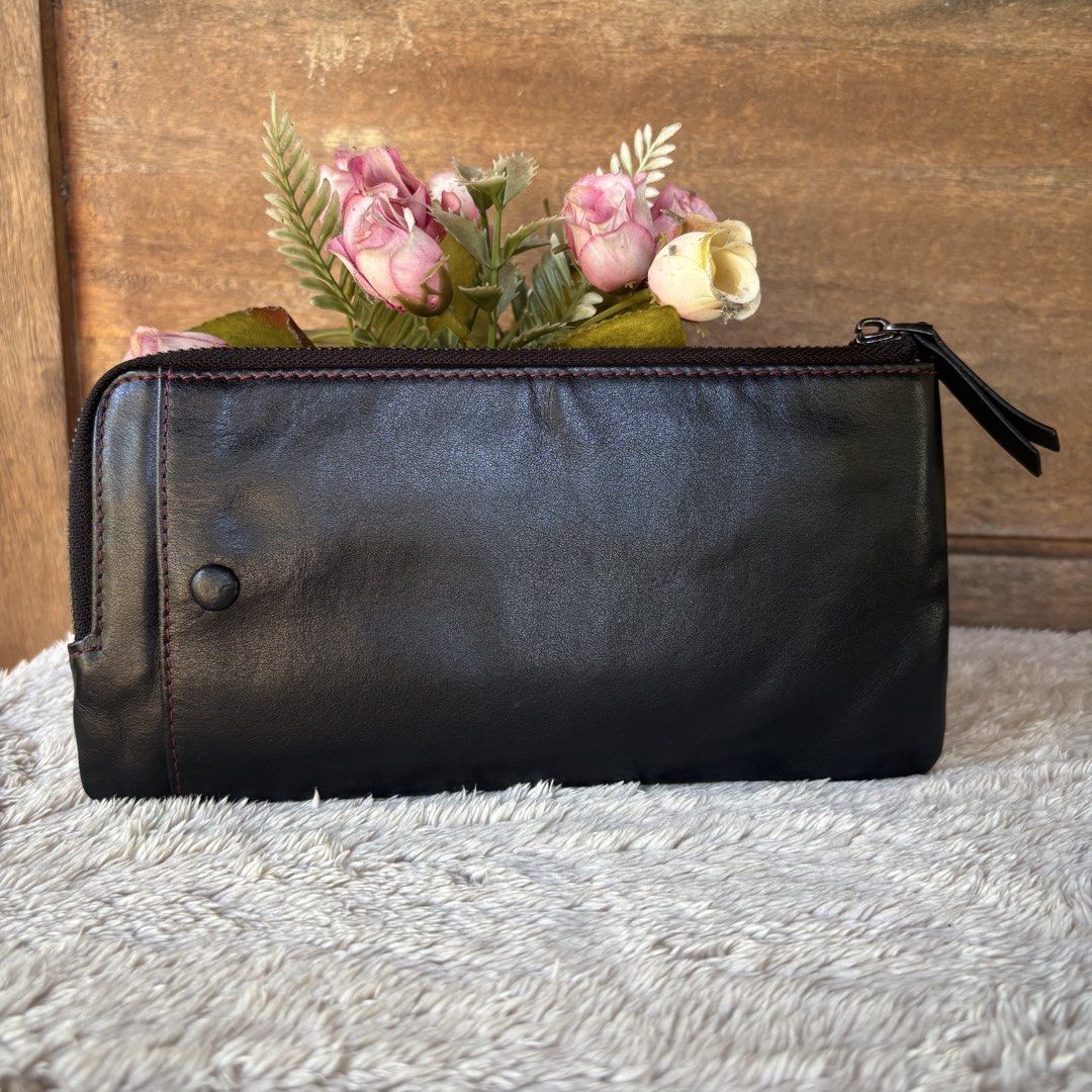 Haut-ton Long L zip Checkbook wallet (Category: Wallets & Card holders) located in Tarlac. Submitted by alta.mayo (Listing ID 1461772729, Image 2). Description: • Genuine leather • 8.5 x 4 inches Guaranteed 💯% Authentic ❎ No Reservation 📌 Mop: Gcash 📌 Courier: JNT 📌 Location: Tarlac.
