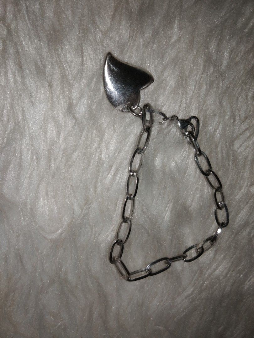 Heart charm adjustable link bracelet (Category: Bracelets) located in Quezon City. Submitted by eidorableshop (Listing ID 1461577062, Image 1). Description: .