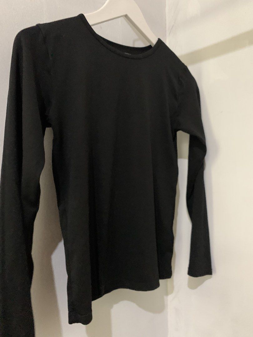 Heat tech longsleeve (Category: Longsleeves) located in Manila. Submitted by spaceshop12345 (Listing ID 1461595483, Image 1). Description: .