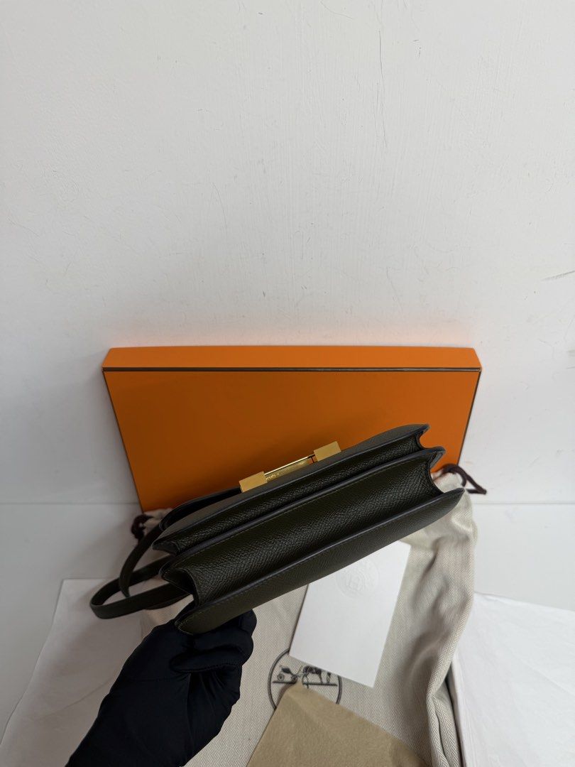 Hermes mini constance constance 24 constance to go （分類：手袋及銀包）位於 Hong Kong。 由 luxurybag_station 提交（商品編號 1461733378，圖片 3）。簡介： Hermes mini constance C6 Vert De Gris 灰綠色金扣 Epsom Stamp Z -99%new -Full set 香港正單 ➖➖➖➖➖➖➖➖➖➖➖➖➖ 💯只售正品，歡迎陪驗 📸實物拍攝 💎Carousell 官方認証紫鑽商户 📦Worldwide Shipping 。