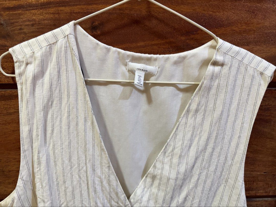 H&M BEIGE STRIPES VEST (Category: Sleeveless) located in Makati City. Submitted by inxdnl (Listing ID 1461666568, Image 2). Description: IN GOOD CONDITION Used it thrice already Can send when worn or measurements Can fit up to L body type FINAL PRICE NA PO Rfs: Not into this anymore .