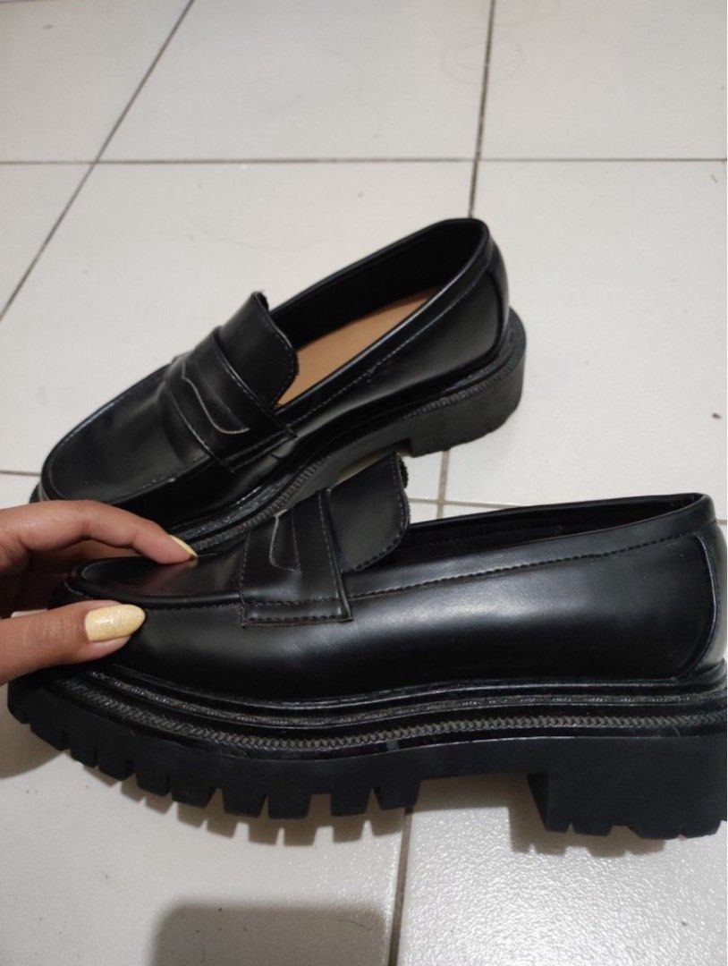 H&M Black Chunky Platform Loafers Size 36 (Category: Loafers) located in Los Banos. Submitted by kimsiason (Listing ID 1461563837, Image 2). Description: - H&M Black Chunky Platform Loafers - Size: 36 - Condition: like new! slightly used - Original Price: 2k 🏷️ Price + Shipping Fee (Free shipping for buyers in Cabuyao) .