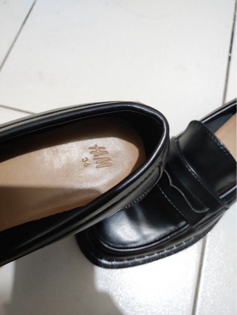 H&M Black Chunky Platform Loafers Size 36 (Category: Loafers) located in Los Banos. Submitted by kimsiason (Listing ID 1461563837, Image 3). Description: - H&M Black Chunky Platform Loafers - Size: 36 - Condition: like new! slightly used - Original Price: 2k 🏷️ Price + Shipping Fee (Free shipping for buyers in Cabuyao) .
