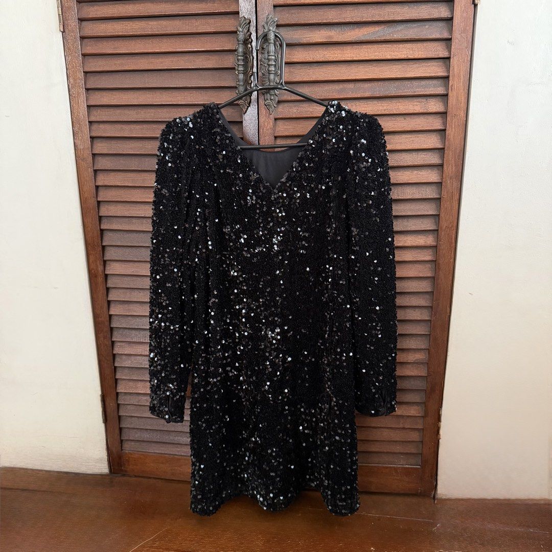 H&M Black Long Sleeve Sequence Cocktail Dress (Category: Evening dresses & gowns) located in Las Pinas. Submitted by frances.finds (Listing ID 1461624304, Image 1). Description: - LAST PRICE - dm me for photo when worn - can fit up to size medium .