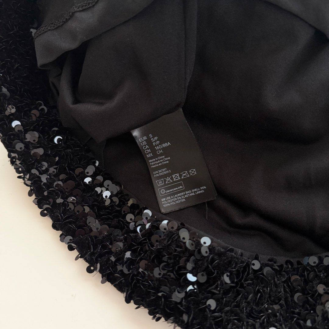 H&M Black Long Sleeve Sequence Cocktail Dress (Category: Evening dresses & gowns) located in Las Pinas. Submitted by frances.finds (Listing ID 1461624304, Image 2). Description: - LAST PRICE - dm me for photo when worn - can fit up to size medium .