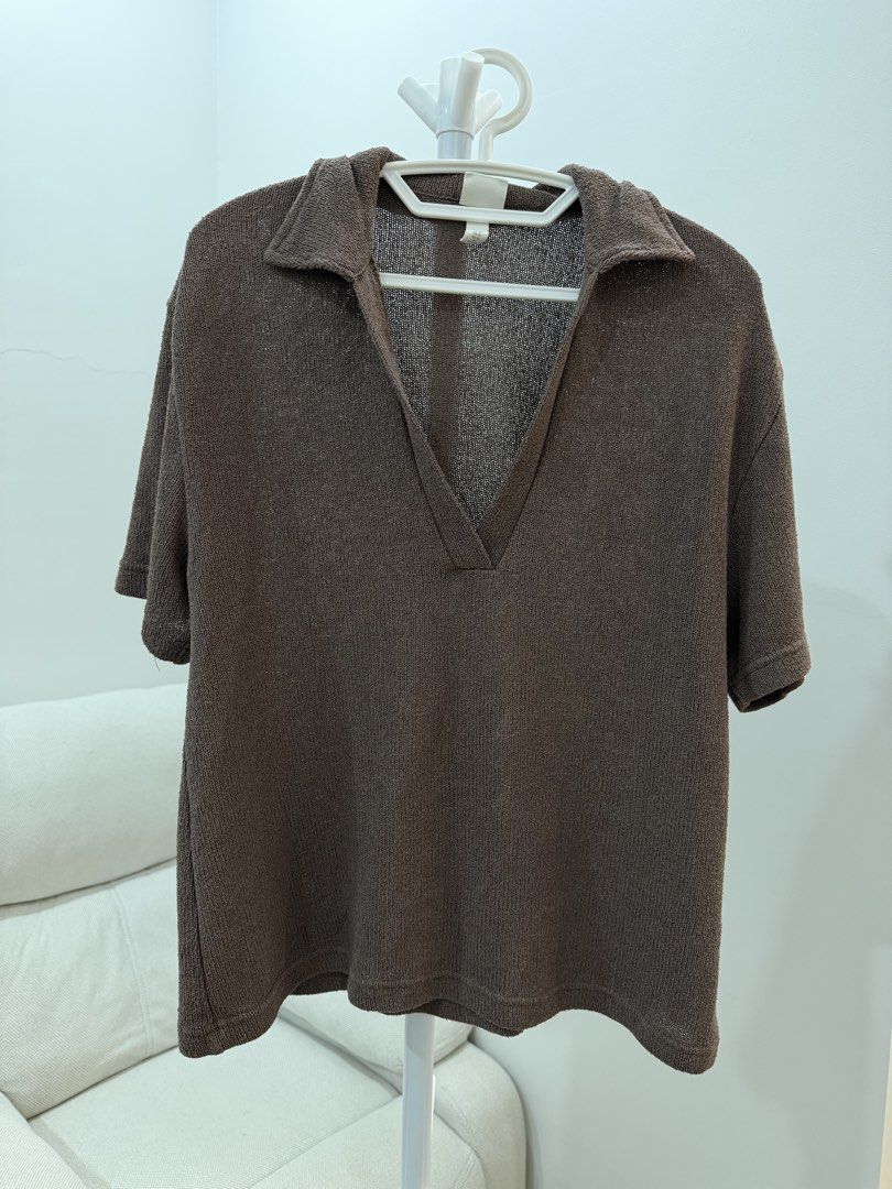 H&M Brown Knit Collared V-Neck Top (Category: Blouses) located in Talisay. Submitted by itslucym (Listing ID 1461719219, Image 1). Description: - Brand: H&M - Color: Brown - Style: Knit top - Neckline: Collared V-neck - Sleeves: Short sleeves - Material: Soft knit fabric - Features: Versatile for layering or wearing alone, easy to style for casual outfits. - Care: Refer to label for instructions..