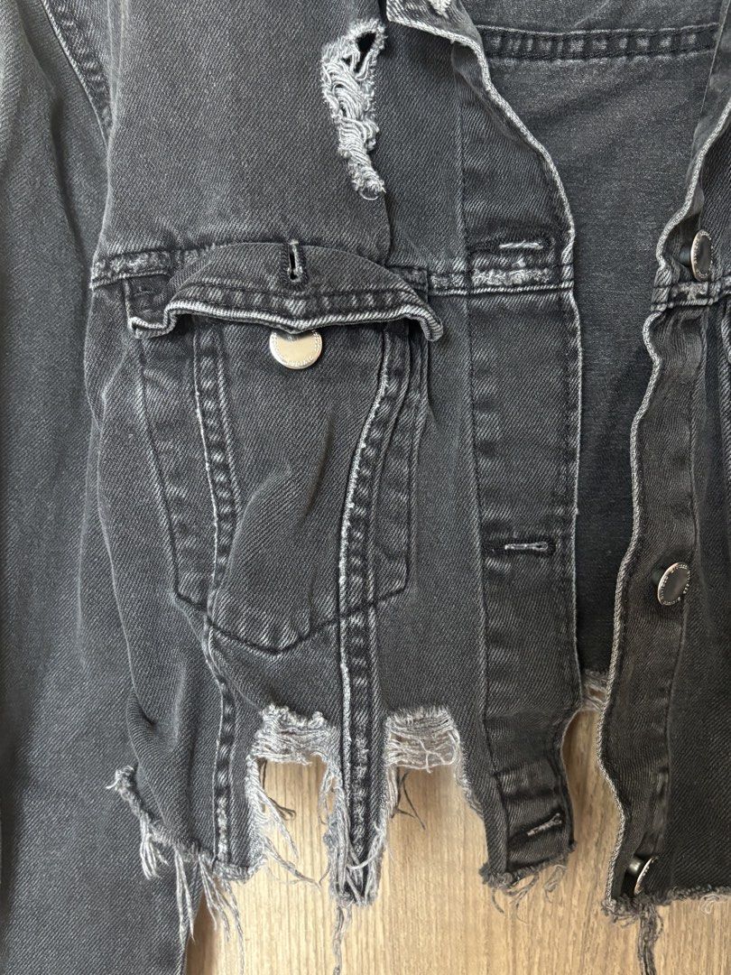 H&M Cropped Distressed Black Denim Jacket (Category: Coats, Jackets and Outerwear) located in Makati City. Submitted by vikkidee (Listing ID 1461716251, Image 3). Description: - H&M black cropped denim jacket - Features distressed details and a raw hem - Button-up front with chest pockets - Versatile for layering over tops or dresses - Size: EUR 34 / US 4.