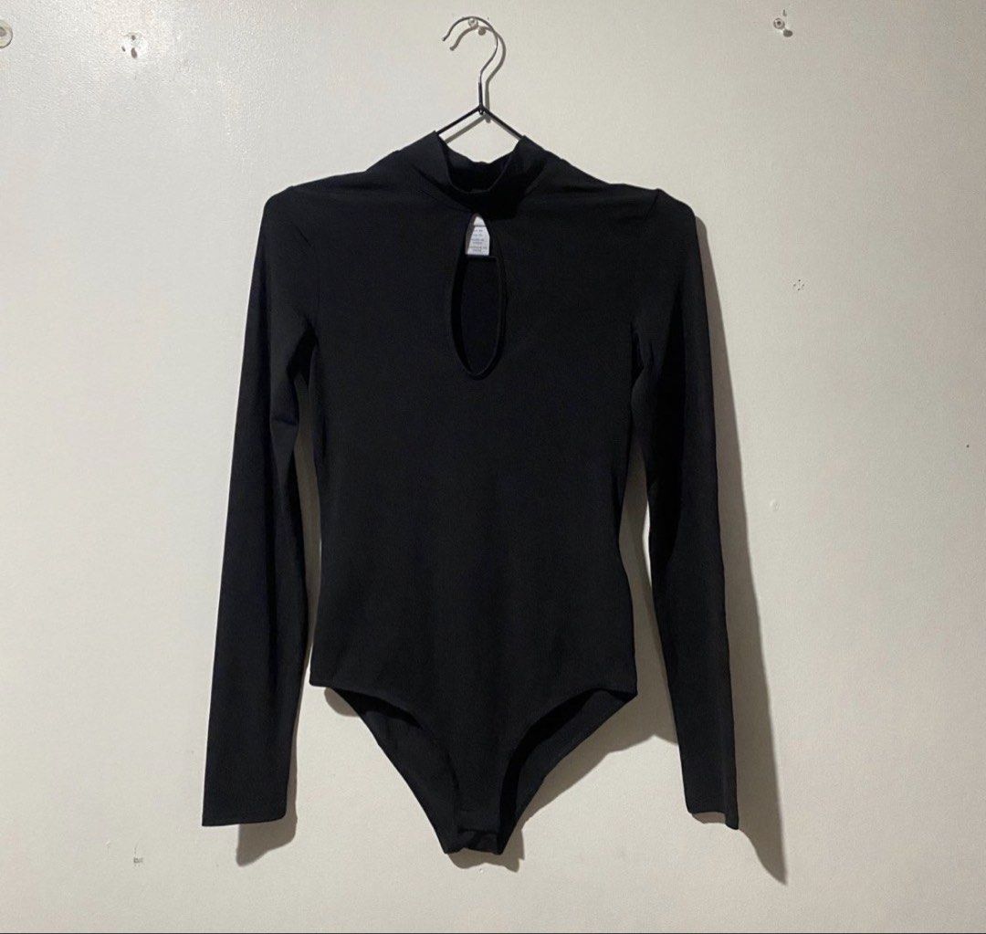 H&M Cutout Black Silk Bodysuit (Category: Longsleeves) located in Binan City. Submitted by mypreloved_haul (Listing ID 1461690424, Image 1). Description: never used, cut tag The selected item is a black mock-neck long-sleeve bodysuit featuring a front keyhole cutout from H&M. This design combines a sleek high collar with a subtle chest window, making it a versatile piece for casual, streetwear, or evening outfits..