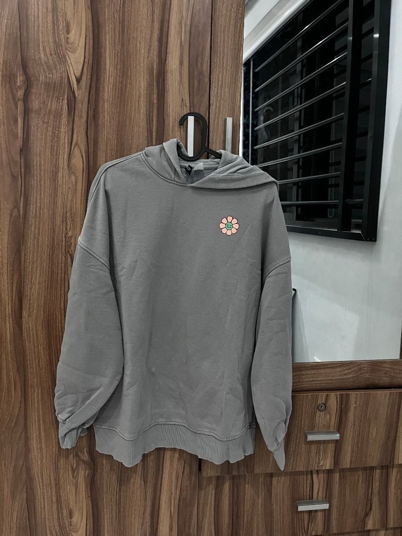 H&M Divided Grey Hoodie (Category: Hoodies) located in Calamba. Submitted by declutterrrrph (Listing ID 1461656259, Image 3). Description: Women's baggy jacket Slightly Nego Condition: 7.5/10 Size: XS (21.5 x 25.5 inches) Meetup Calamba Area or ship thru lbc/j&t 09153754810.