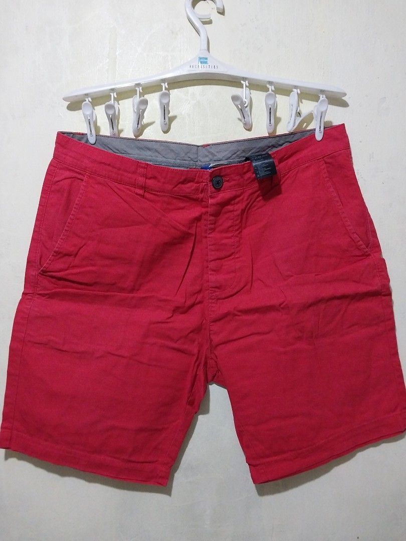 H&M Divided Red Chino Shorts (Category: Shorts) located in Manila. Submitted by PrinceDani.Clothing (Listing ID 1461639294, Image 2). Description: h&m red shorts size 32 on tag 34-35in waist 20in length issue: minimal stain back part see pix excellent condition .