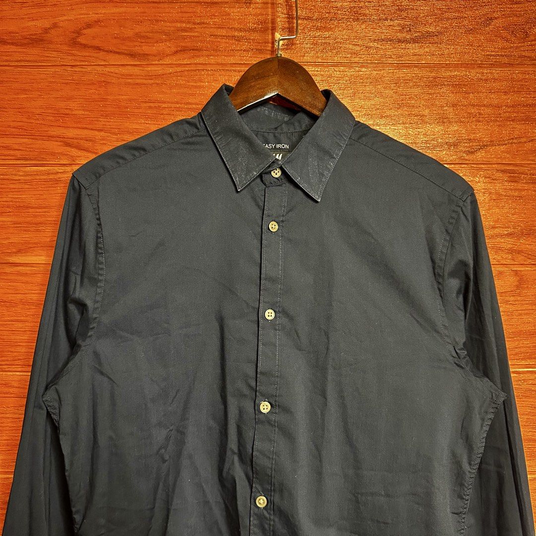 H&M Easy Iron Button down (Category: Formal Shirts) located in Quezon City. Submitted by donklasiko (Listing ID 1461580926, Image 3). Description: Condition: 9.5+/10 Pristine condition Issue: non Refer to the dimension 🤗 PM FOR MORE DETAILS NO RETURN, NO EXCHANGE & NO REFUND! ✅I ALSO ACCEPT TRADE/SWAP TO ANYTHING JUST DROP YOUR OFFER Please manage your expectations, this is a secondhand item. What you see is what you get 😊 💵MOP: GCASH, BDO or 