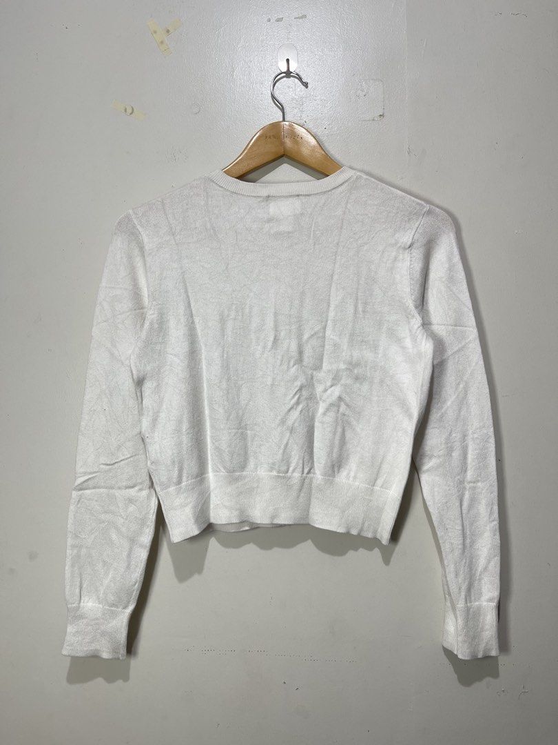 H&M Fine-Knit Cardigan (Category: Coats, Jackets and Outerwear) located in Davao. Submitted by yannrussel00 (Listing ID 1461610384, Image 3). Description: Size Small on tag Dimes W17 x L18.5 laid flat Condition 10/10 Like new Color White No issue .