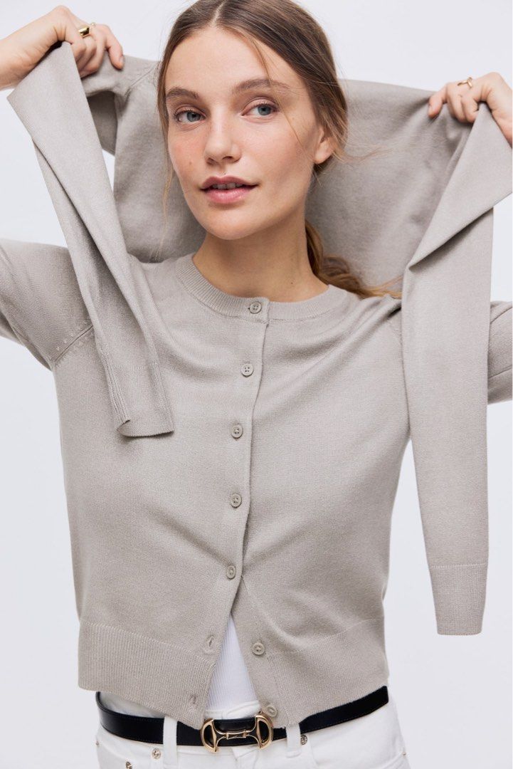 H&M Fine-Knit Cardigan (Category: Coats, Jackets and Outerwear) located in Davao. Submitted by yannrussel00 (Listing ID 1461610384, Image 1). Description: Size Small on tag Dimes W17 x L18.5 laid flat Condition 10/10 Like new Color White No issue .