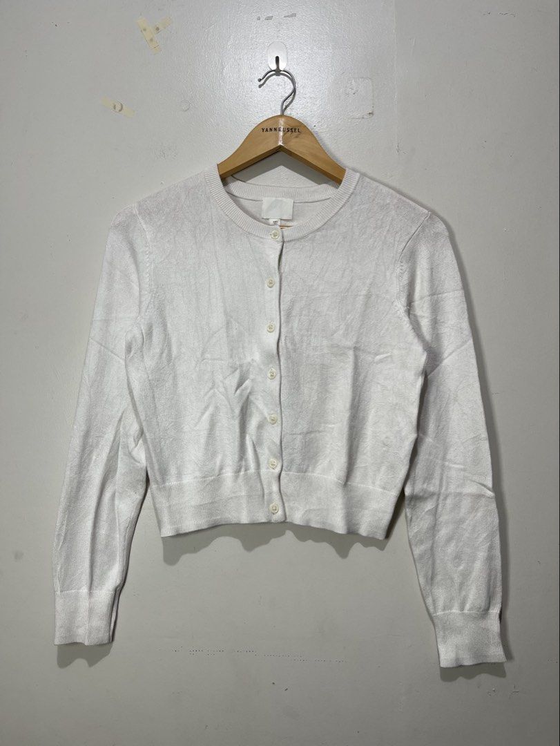 H&M Fine-Knit Cardigan (Category: Coats, Jackets and Outerwear) located in Davao. Submitted by yannrussel00 (Listing ID 1461610384, Image 2). Description: Size Small on tag Dimes W17 x L18.5 laid flat Condition 10/10 Like new Color White No issue .