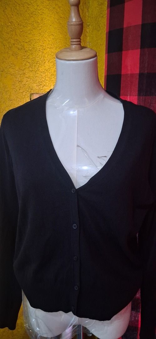 H&M Fine-Knit V-Neck Cardigan (Category: Coats, Jackets and Outerwear) located in Manila. Submitted by katkween23 (Listing ID 1461608395, Image 2). Description: - Classic V-neck cardigan from H&M - Button-up front - Soft, fine-knit material - Perfect for layering over tops or dresses - Available in black and beige - Versatile for any wardrobe, dress up or down.