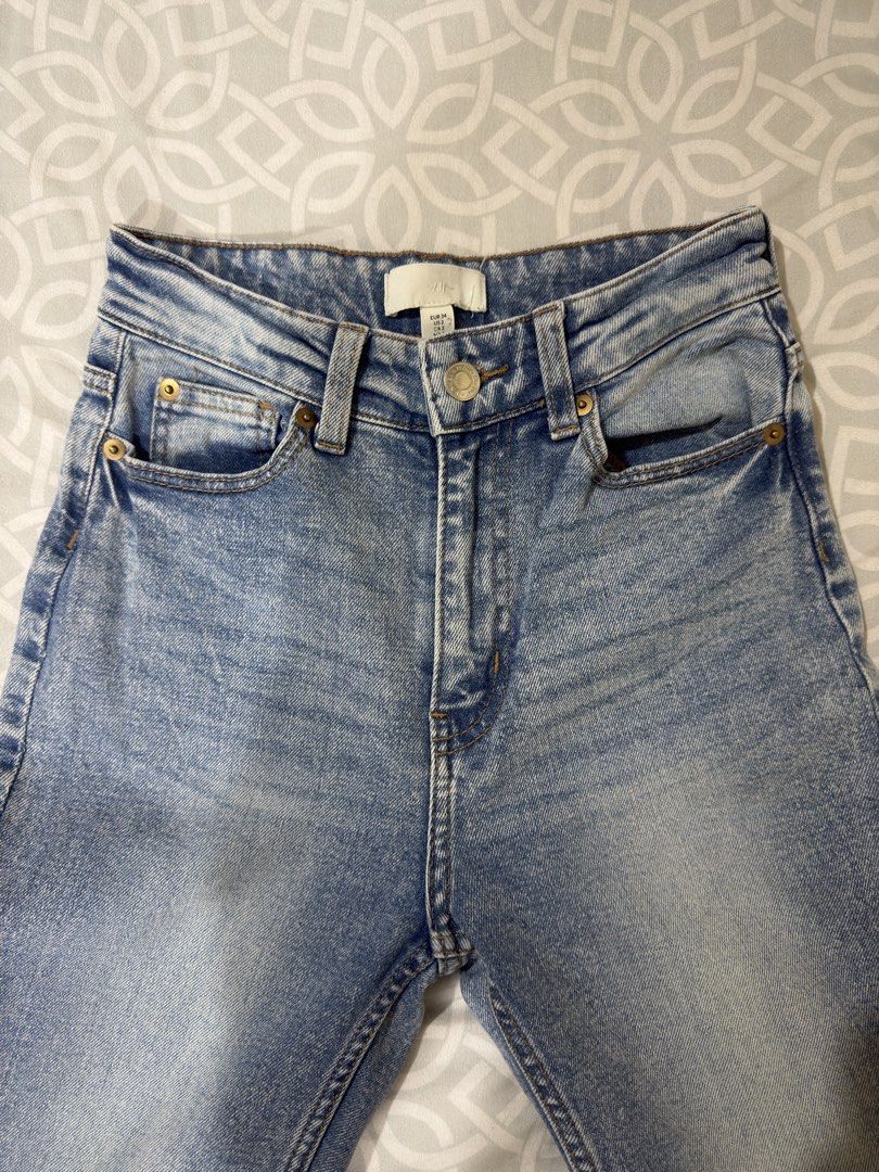 H&M Light Wash Denim Jeans (Category: Jeans) located in Manila. Submitted by stayc.potato (Listing ID 1461626260, Image 2). Description: - H&M light wash denim jeans - Straight leg style - Button and zip closure - Two back pockets, two front pockets - Versatile for pairing with any top - Ideal for everyday casual wear.