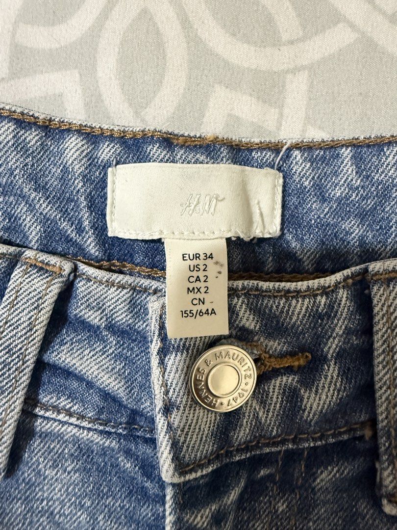H&M Light Wash Denim Jeans (Category: Jeans) located in Manila. Submitted by stayc.potato (Listing ID 1461626260, Image 3). Description: - H&M light wash denim jeans - Straight leg style - Button and zip closure - Two back pockets, two front pockets - Versatile for pairing with any top - Ideal for everyday casual wear.