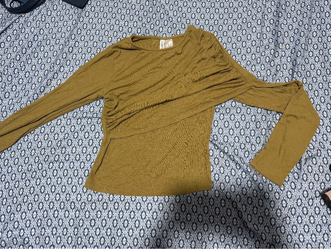 H&M Olive Green Top (Category: Longsleeves) located in Tarlac. Submitted by shopaholic924 (Listing ID 1461635653, Image 1). Description: No flaws.