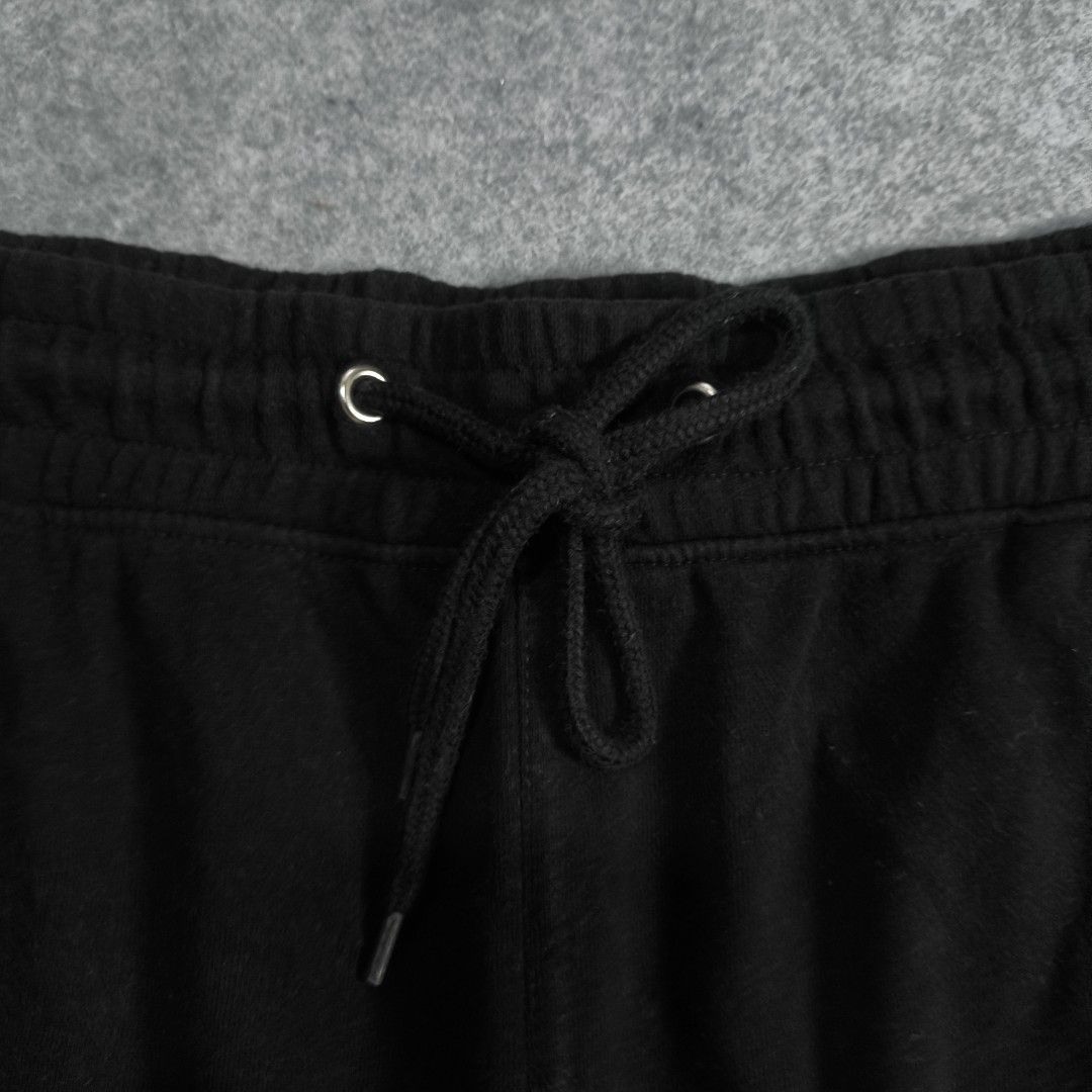 H&M Plain Cotton Shorts (Category: Shorts) located in Manila. Submitted by shykes_26 (Listing ID 1461644269, Image 3). Description: Dimensions: Waist - 32-40 Length - 17.5 Leg open - 12.5 Issues: None.