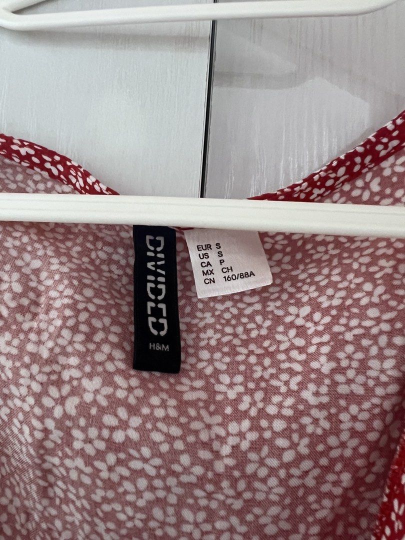 H&M Red Floral Button-Up Mini Dress (Category: Dresses) located in Cebu City. Submitted by preloved.mae (Listing ID 1461580783, Image 2). Description: .