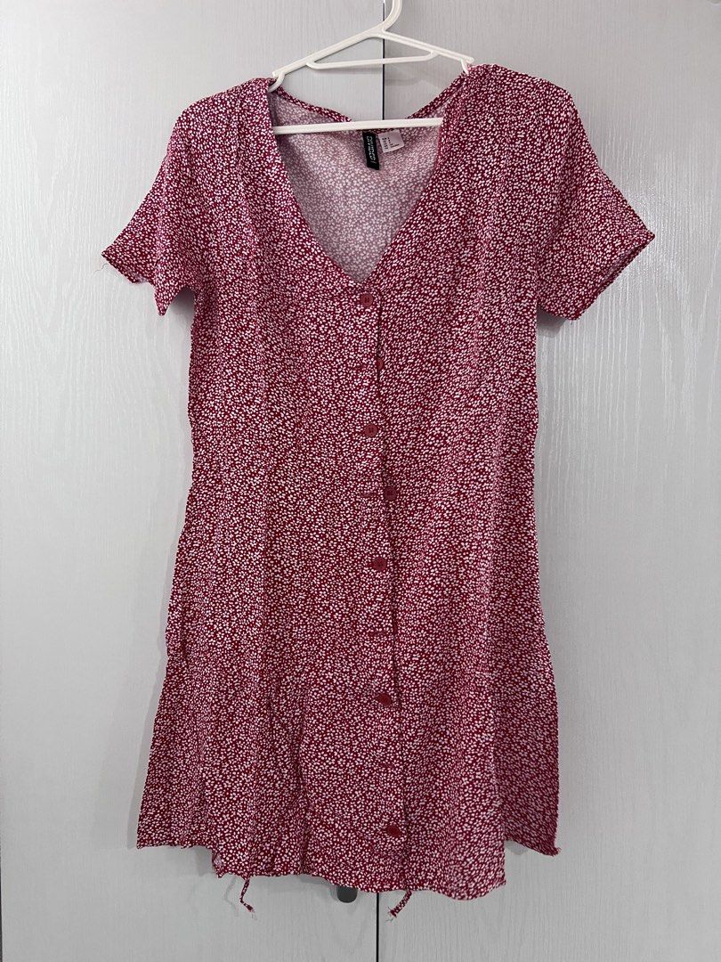 H&M Red Floral Button-Up Mini Dress (Category: Dresses) located in Cebu City. Submitted by preloved.mae (Listing ID 1461580783, Image 1). Description: .