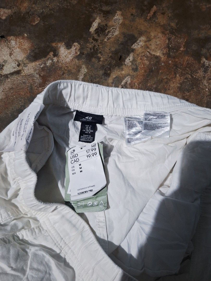 H&M Regular Fit Shorts - White - Men's Size M (Category: Shorts) located in Guagua. Submitted by leonicnesa (Listing ID 1461703463, Image 2). Description: - Brand: H&M - Color: White - Fit: Regular - Style: Mid-length shorts - Features: Elastic waistband with drawstring, two side pockets - Size: Medium (M) - Measurements: Waist unstretched approx. 14 inches, Length approx. 18 inches - Ideal for: Casual wear.