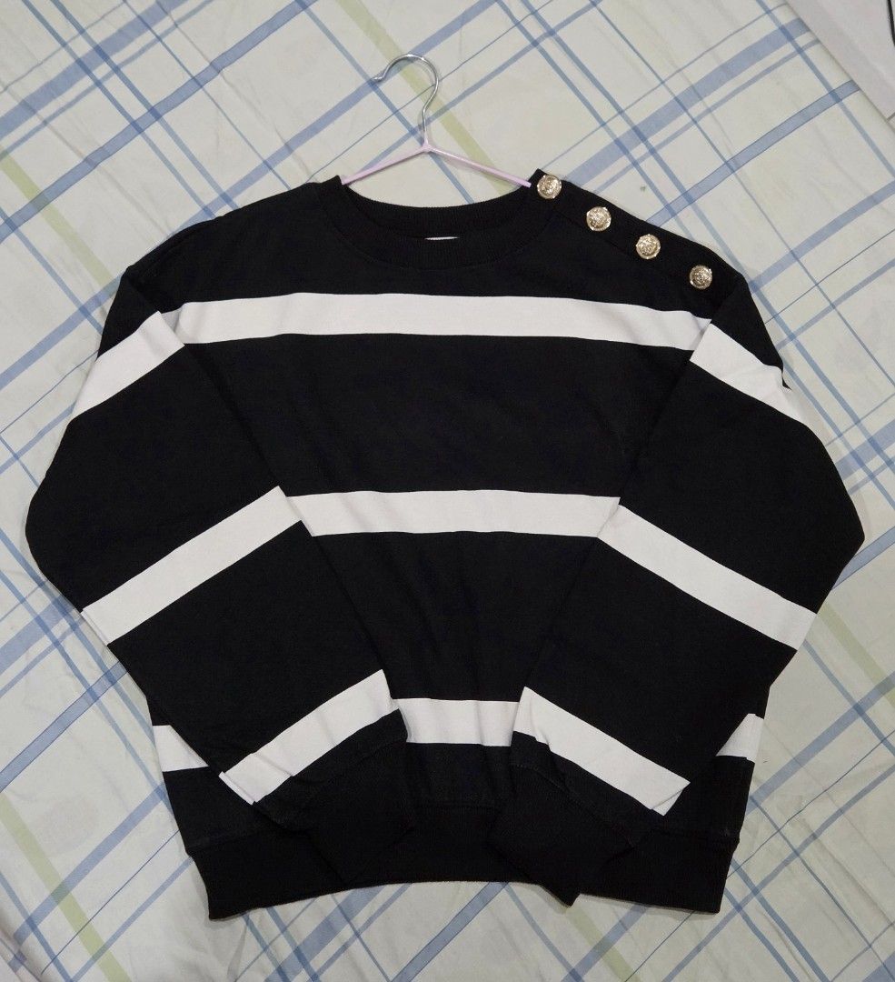 [H&M] Striped Sweatshirt (Size : XS) (Category: Longsleeves) located in Makati City. Submitted by skyioh (Listing ID 1461577576, Image 1). Description: size : XS / fit to S -M 📌Location : Makati 📌Payment : Gcash 📌Shipping : on Buyer. You may book grab/lalamove etc - H&M black and white striped sweatshirt - Features stylish gold button details on the left shoulder - Classic crew neck and long sleeves - Comfortable and versatile for everyday wea