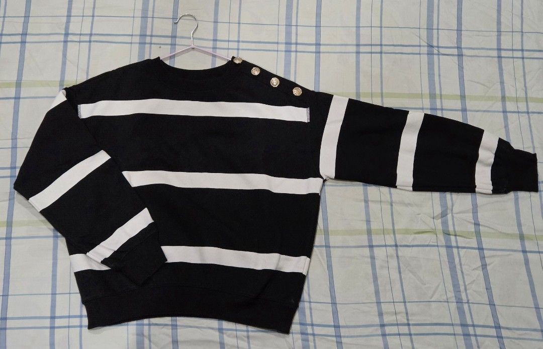 [H&M] Striped Sweatshirt (Size : XS) (Category: Longsleeves) located in Makati City. Submitted by skyioh (Listing ID 1461577576, Image 2). Description: size : XS / fit to S -M 📌Location : Makati 📌Payment : Gcash 📌Shipping : on Buyer. You may book grab/lalamove etc - H&M black and white striped sweatshirt - Features stylish gold button details on the left shoulder - Classic crew neck and long sleeves - Comfortable and versatile for everyday wea