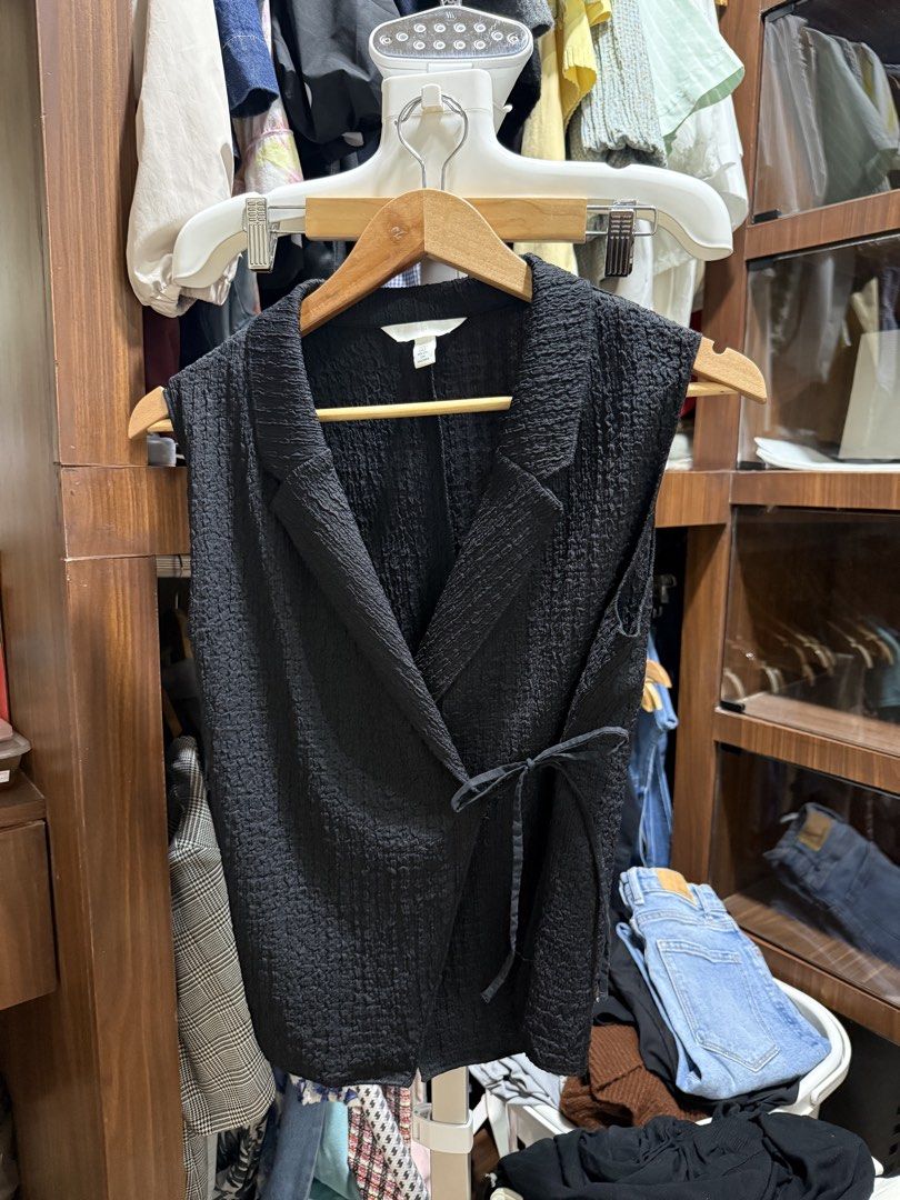 H&M Textured Jersey Waistcoat (Category: Sleeveless) located in San Pedro. Submitted by prelovedbybco (Listing ID 1461639476, Image 1). Description: - Wrap style with side tie closure - Collared neckline - Size: EUR 36 / MX CH 160/68A.