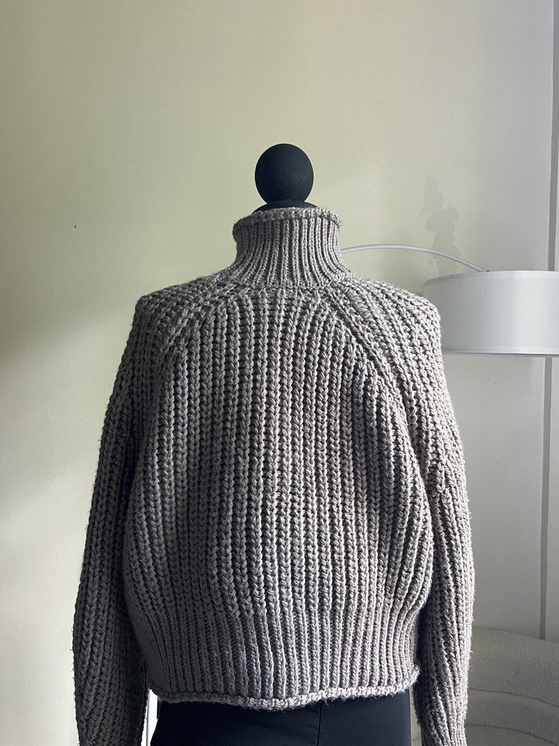 h&m turtleneck sweater (Category: Coats, Jackets and Outerwear) located in Gasan. Submitted by sellcouth (Listing ID 1461624818, Image 2). Description: m-l.