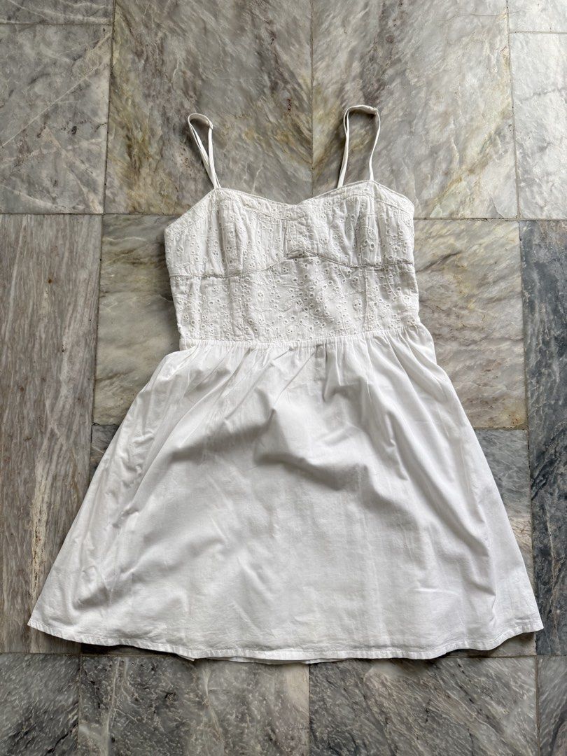 H&M White Eyelet Cotton Sundress (Category: Dresses) located in San Mateo. Submitted by aifoslvdr (Listing ID 1461623559, Image 1). Description: - Brand: H&M - Color: White - Style: Sundress - Features: Eyelet detailing on bodice, adjustable spaghetti straps, elasticated waist - Material: Lightweight cotton - Occasion: Casual wear, beach days.