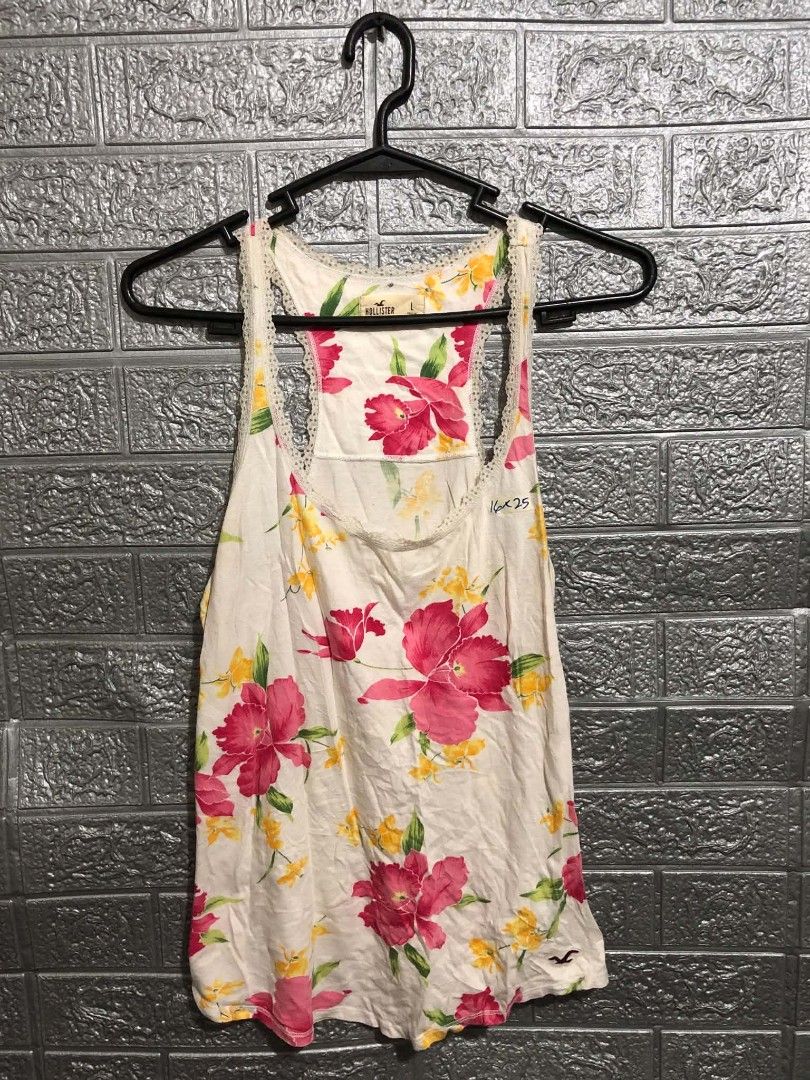 Hollister Top (Category: Sleeveless) located in Manila. Submitted by wildshark-33d3 (Listing ID 1461765342, Image 1). Description: Authentic Excellent condition Size Medium to large Women No issue.