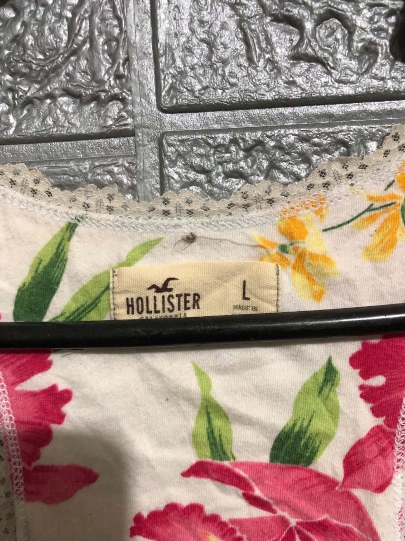 Hollister Top (Category: Sleeveless) located in Manila. Submitted by wildshark-33d3 (Listing ID 1461765342, Image 3). Description: Authentic Excellent condition Size Medium to large Women No issue.