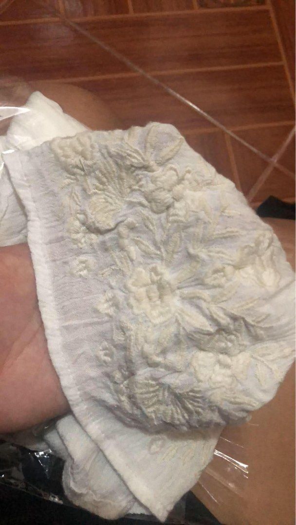 Hollister White Off Shoulder Top (Category: Others Tops) located in Manila. Submitted by mayet_459 (Listing ID 1461723147, Image 3). Description: i love the cute details sa sleeves and super soft material.