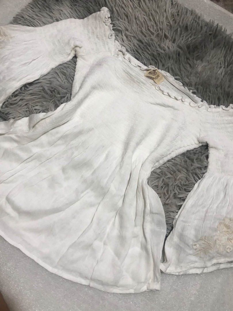 Hollister White Off Shoulder Top (Category: Others Tops) located in Manila. Submitted by mayet_459 (Listing ID 1461723147, Image 1). Description: i love the cute details sa sleeves and super soft material.
