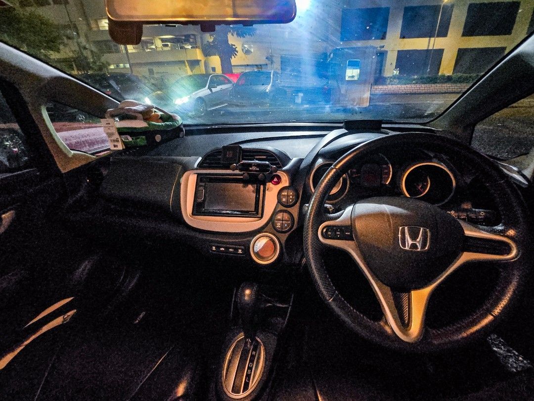 Honda Jazz 1.3 i-VTEC LA (A) （分類：車輛放售）位於 Hong Kong。 由 dbdbsam 提交（商品編號 1461747156，圖片 3）。簡介： 2013 Honda Jazz 黑色自動波｜79,518km 內籠新淨企理，前後皮座，冷氣猛，大天窗，空間感極佳。 車身有輕微瑕疵，9月已換新電池，牌費至 03/2027。 價錢可小議，合適即成。。
