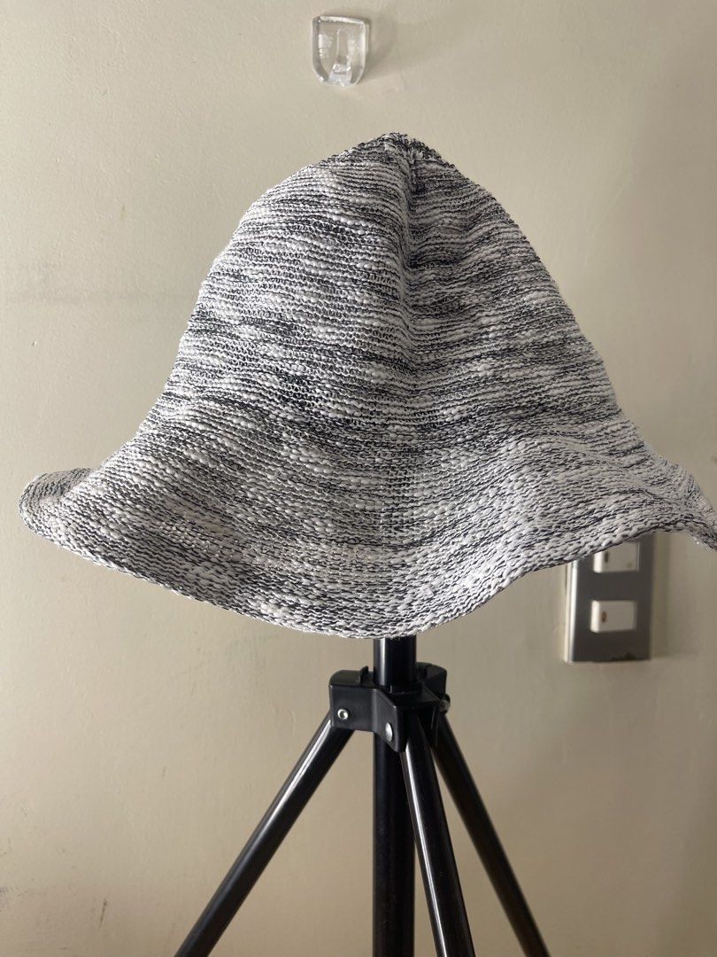 HQ heather gray bucket hat M (Category: Hats & Beanies) located in Baguio. Submitted by buyforless_2600 (Listing ID 1461742986, Image 1). Description: .