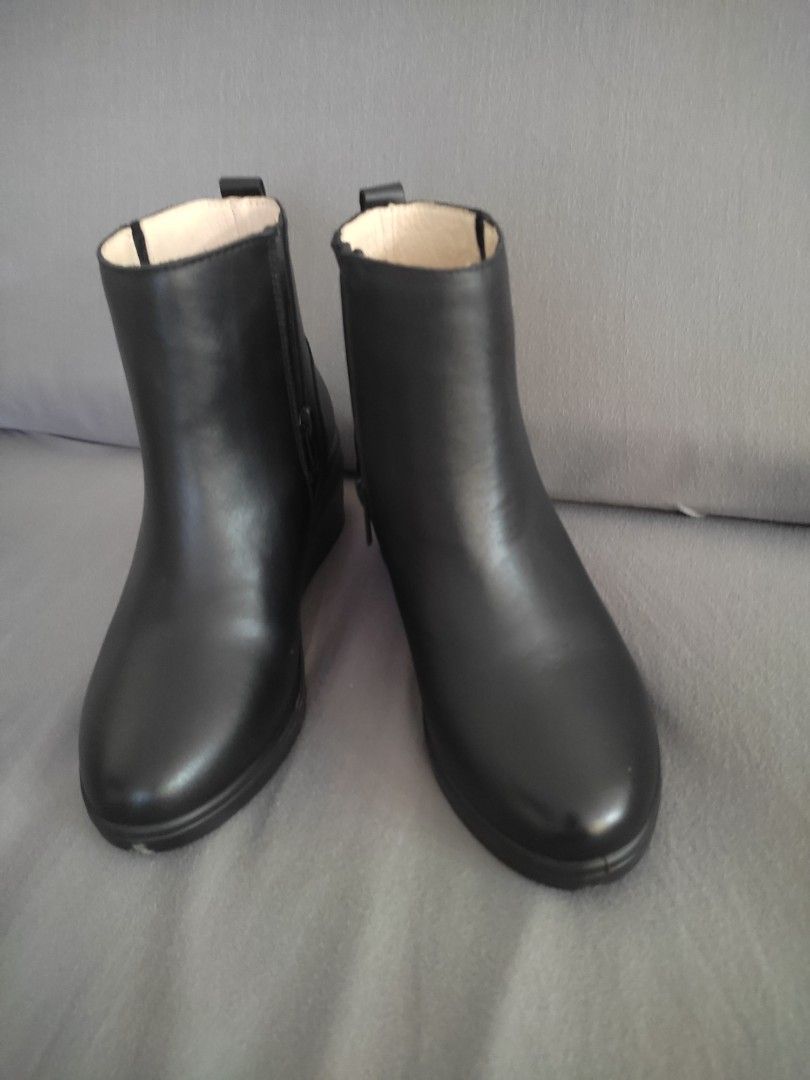Hush puppies black wedge boots (Category: Boots) located in Pasay City. Submitted by mirabrie (Listing ID 1461796443, Image 1). Description: - brand new Hush Puppies black wedge boots - newly bought, never used - no damage - originally 6100+ - size US 5 - rfs : wrong size.