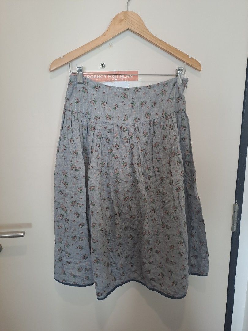 Inman linen fabric skirt (Category: Skirts) located in Manila. Submitted by joanbalde39643 (Listing ID 1461587501, Image 2). Description: The item shown is a vintage-style floral ditsy-print midi skirt, likely made from a breathable linen or cotton-linen blend. by..INMAN.