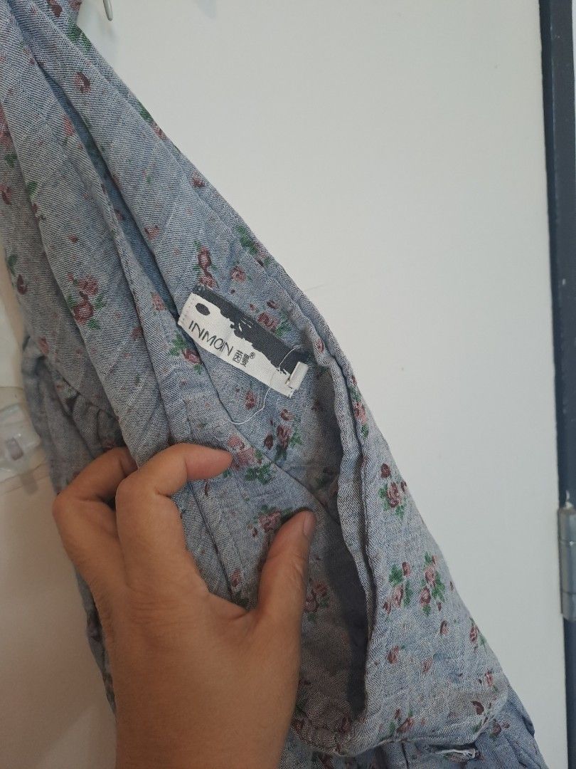 Inman linen fabric skirt (Category: Skirts) located in Manila. Submitted by joanbalde39643 (Listing ID 1461587501, Image 3). Description: The item shown is a vintage-style floral ditsy-print midi skirt, likely made from a breathable linen or cotton-linen blend. by..INMAN.