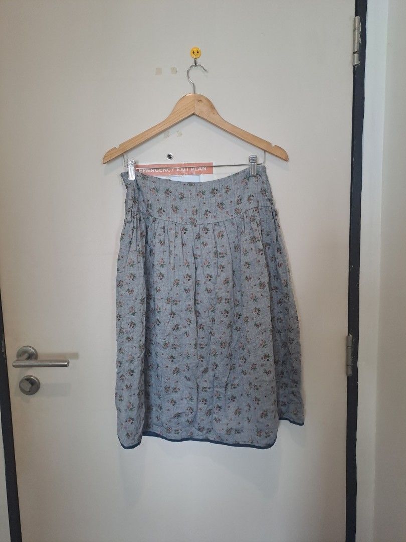 Inman linen fabric skirt (Category: Skirts) located in Manila. Submitted by joanbalde39643 (Listing ID 1461587501, Image 1). Description: The item shown is a vintage-style floral ditsy-print midi skirt, likely made from a breathable linen or cotton-linen blend. by..INMAN.