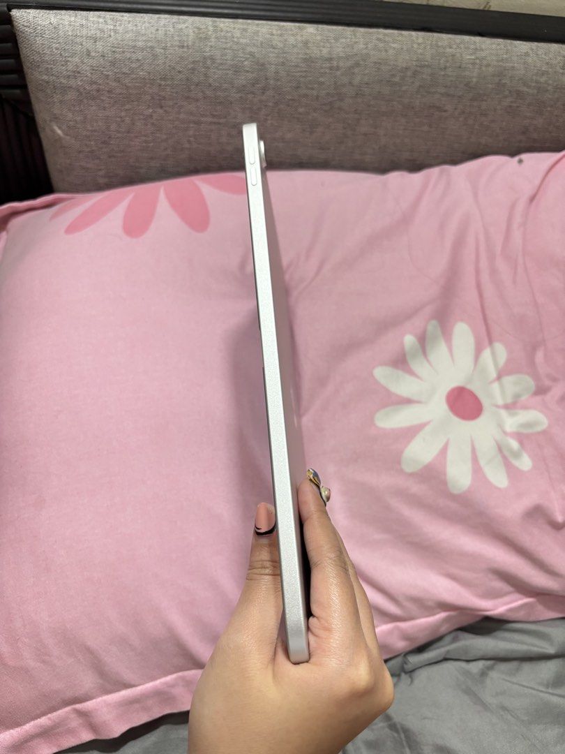 Ipad A16 with apple warranty (Category: iPad) located in Manila. Submitted by cdienuts (Listing ID 1461723158, Image 2). Description: For Sale: iPad (11th Gen) 128GB- Silver ₱20,500 Condition: Like New / Pristine Condition Apple Limited Warranty until Jan 26, 2027 Battery Health: 91% (Cycle Count: 208) No issue/No hidden issue Unit,Case & Charger 📍Quezon City.