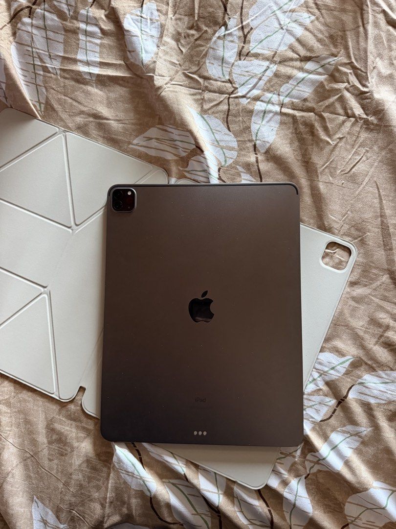 iPad Pro M1 256gb 12.9 inch (2021) (Category: iPad) located in Cavite. Submitted by ja.999 (Listing ID 1461640623, Image 1). Description: 👉🏻With issue, doesnt affect performance (see photo) 👉🏻 With origami case .