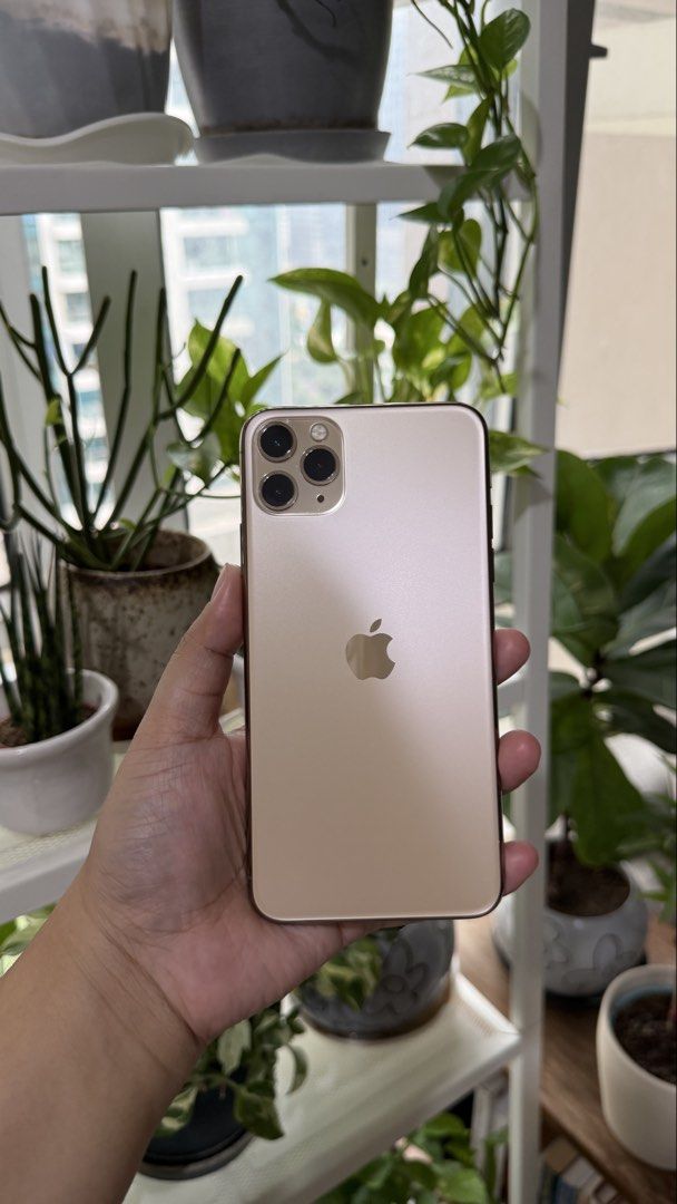 Iphone 11 pro max (Category: iPhone 11 Series) located in Taguig. Submitted by decluttering.v.2.0 (Listing ID 1461641947, Image 1). Description: Well used with screen protector. Location: BGC Free delivery within metro manila , taguig, pasig, manda, Qc.