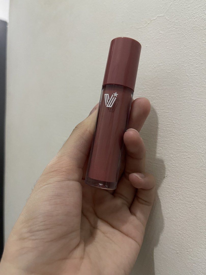 ISSY HIGHLIGHTER AND VICE CO BLUSH (Category: Makeup) located in Caloocan City. Submitted by soaphia (Listing ID 1461712740, Image 2). Description: PL: Both: 250 Only issy: 200 Only vice co: 65 SHADES: Issy highlighter: Clear Vice Co blush: Always Giving CONDITION: Issy: Used: 3x Vice co: Used 5x.
